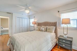 Postel nebo postele na pokoji v ubytování Bright Sarasota Bungalow - 5 Mi to Siesta Beach!