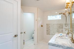 Koupelna v ubytování Bright Sarasota Bungalow - 5 Mi to Siesta Beach! + 18 fotografií