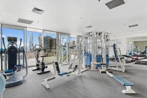 einen Fitnessraum mit Laufbändern und Stadtblick in der Unterkunft Family Harbour Escape with Harbour Views & Parking in Sydney
