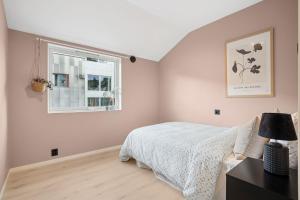 En eller flere senge i et værelse på Tromsø City Center - two bedroom modern apartment