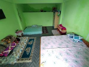 Ένα ή περισσότερα κρεβάτια σε δωμάτιο στο Safarnama Homestay & Camping Service