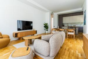 TV a/nebo společenská místnost v ubytování Luxury Villas near Bucharest National Golf & Country Club