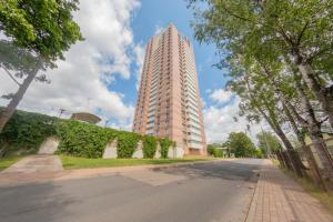 リガにあるPanorama Riga 25th Floor Spacious Apartment Free Parkingの通り沿いにある高い建物