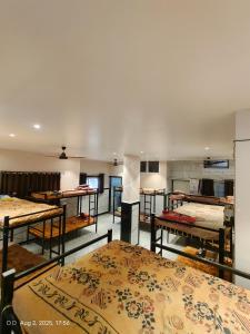 Η κουζίνα ή μικρή κουζίνα στο Hotel Rudra Residency