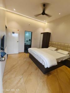 Ένα ή περισσότερα κρεβάτια σε δωμάτιο στο Hotel Rudra Residency