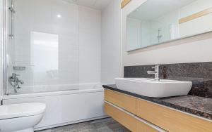 リガにあるPanorama Riga 25th Floor Spacious Apartment Free Parkingの洗面台、トイレ、浴槽を備えたバスルーム +22枚の写真