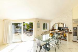 Η κουζίνα ή μικρή κουζίνα στο Luxury Seaside Villa Near Cagliari