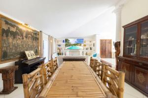 Μια τηλεόραση ή/και κέντρο ψυχαγωγίας στο Luxury Seaside Villa Near Cagliari