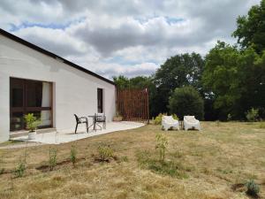 Gallery image of Modern lines in classic Burgundy in Corbigny