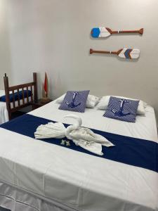 a bedroom with two beds with towels on them at Pousada Aqui é Para-Ti in Paraty