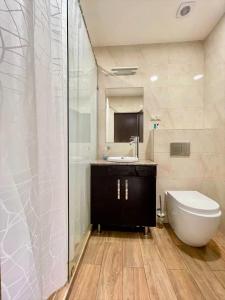 Bilik mandi di Prime apartment in Buzand 17
