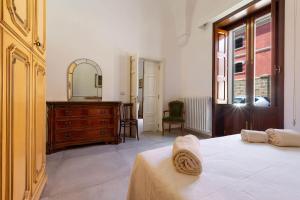 Un dormitorio con una cama, una cómoda y un espejo. en Il Fico d`India by BarbarHouse, en Campi Salentina