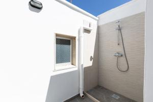 Un baño con ducha con ventana. en Il Fico d`India by BarbarHouse, en Campi Salentina 24 fotos más