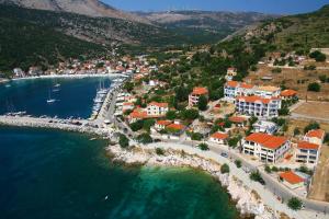 una vista aérea de una ciudad en la playa en Olive Bay Hotel en Ayia Evfimia