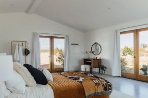 Un pat sau paturi într-o cameră la Zen Casa By The Cohost Company +80 fotografii