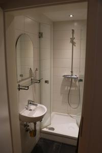 ein Bad mit einer Dusche und einem Waschbecken in der Unterkunft Double B in Erfurt
