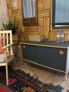 Sweet Home Art Boutique في شيمكنت: خزانة بها زجاجتان من الماء فوقها +184 صورة