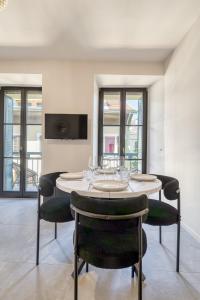 a dining room with a table and chairs at Casa Alma in Thonon-les-Bains