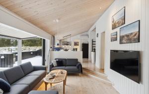 Μια τηλεόραση ή/και κέντρο ψυχαγωγίας στο Stunning Home In Jerup With Wifi