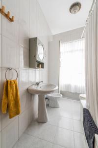 Koupelna v ubytování Casa con jardín en Cabo de Cruz, Boiro + 16 fotografií