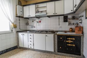 Kuchyň nebo kuchyňský kout v ubytování Casa con jardín en Cabo de Cruz, Boiro