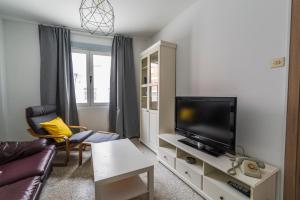 TV a/nebo společenská místnost v ubytování Casa con jardín en Cabo de Cruz, Boiro