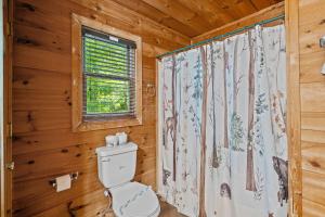 Koupelna v ubytování Trappers Trace by American Patriot Getaways + 27 fotografií