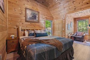 Postel nebo postele na pokoji v ubytování Trappers Trace by American Patriot Getaways