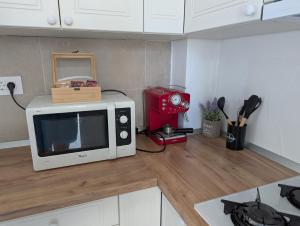 Η κουζίνα ή μικρή κουζίνα στο Apartament Maya - 2 Camere, Pool, Spa and Private Parking