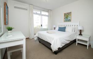 Ένα ή περισσότερα κρεβάτια σε δωμάτιο στο 12 Sea Lodge