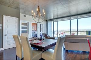 uma sala de jantar e sala de estar com mesa e cadeiras em Les Immeubles Charlevoix - Le 760415 em Cidade de Quebec