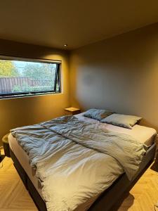 Postel nebo postele na pokoji v ubytování Stort og stilfult hjem med attraktiv beliggenhet + 4 fotografie