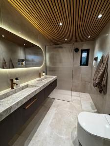 Koupelna v ubytování Stort og stilfult hjem med attraktiv beliggenhet