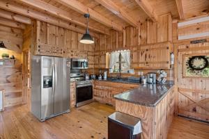 Kuchyň nebo kuchyňský kout v ubytování Two Dancing Bear Cubs by American Patriot Getaways