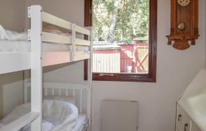 una stanza con due letti a castello e una finestra di Two Bedroom Awesome Home In Nybrostrand a Kabusa