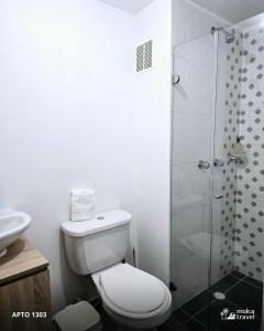 a bathroom with a toilet and a glass shower at Alojamiento Familiar para 17 - A 5min del Aeropuerto - Con Piscina - By Molca Travel in Armenia