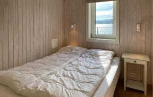 Postel nebo postele na pokoji v ubytování Cozy Apartment In Gurskøy With Sauna