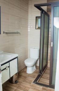 a bathroom with a toilet and a sink at Casa de férias de Jamal em Chimoio in Chimoio