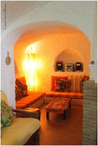 sala de estar con sofá y mesa en Casa Cueva Alhama en Graena