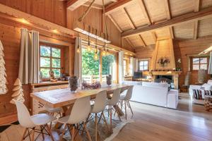 Una cocina y un comedor con mesa y sillas. en Chalet White Moon, en Demi-Quartier