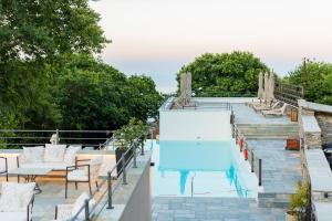 une piscine sur le toit d'un immeuble dans l'établissement 12 Months Resort & Spa, à Tsagkarada