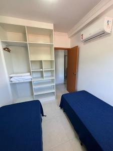 Ένα ή περισσότερα κρεβάτια σε δωμάτιο στο Praia das Toninhas Apt Belíssimo Vista Verde303 +18 φωτογραφίες