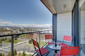 Un balcón con sillas rojas y una mesa con vista. en Les Immeubles Charlevoix - Le 760-415, en Quebec