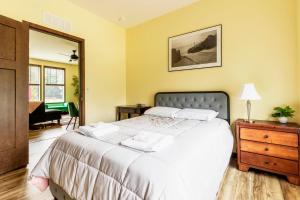 Postel nebo postele na pokoji v ubytování Sandcastle Getaway! Walk to the beach and town!