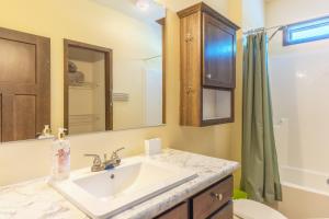 Koupelna v ubytování Sandcastle Getaway! Walk to the beach and town! + 10 fotografií