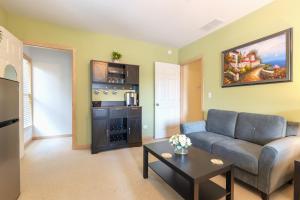Dapur atau dapur kecil di Pebble Hideaway-downtown Douglas and close to beach!