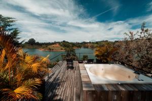 una bañera en una terraza junto a un lago en Porto Marina Hotel, en Guatapé