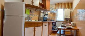 Una cocina con un refrigerador y una mesa dentro. en Charming flat near Black Sea, en Constanţa