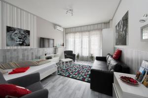 ブダペストにあるMonroe Central Budapestのベッドルーム1室(ベッド1台付)、リビングルームが備わります。