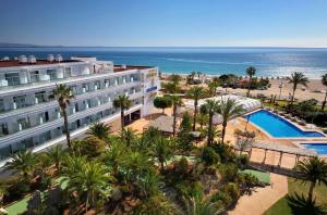 Luftaufnahme eines Hotels und des Meeres in der Unterkunft Hotel Servigroup Marina Playa in Mojácar